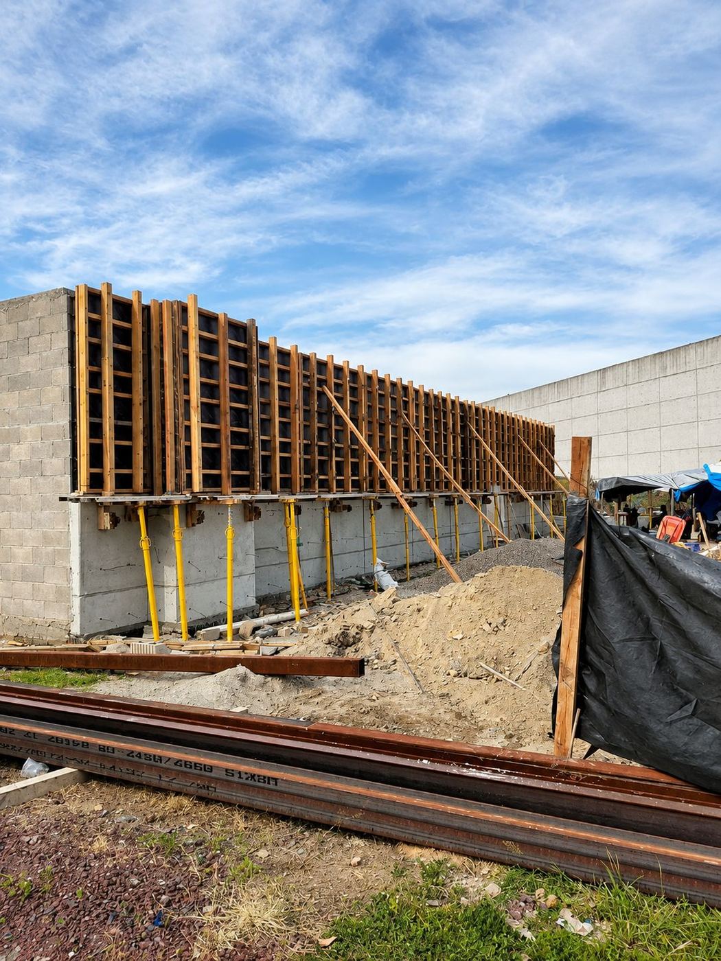 Cimbra de madera montada para colado de muro